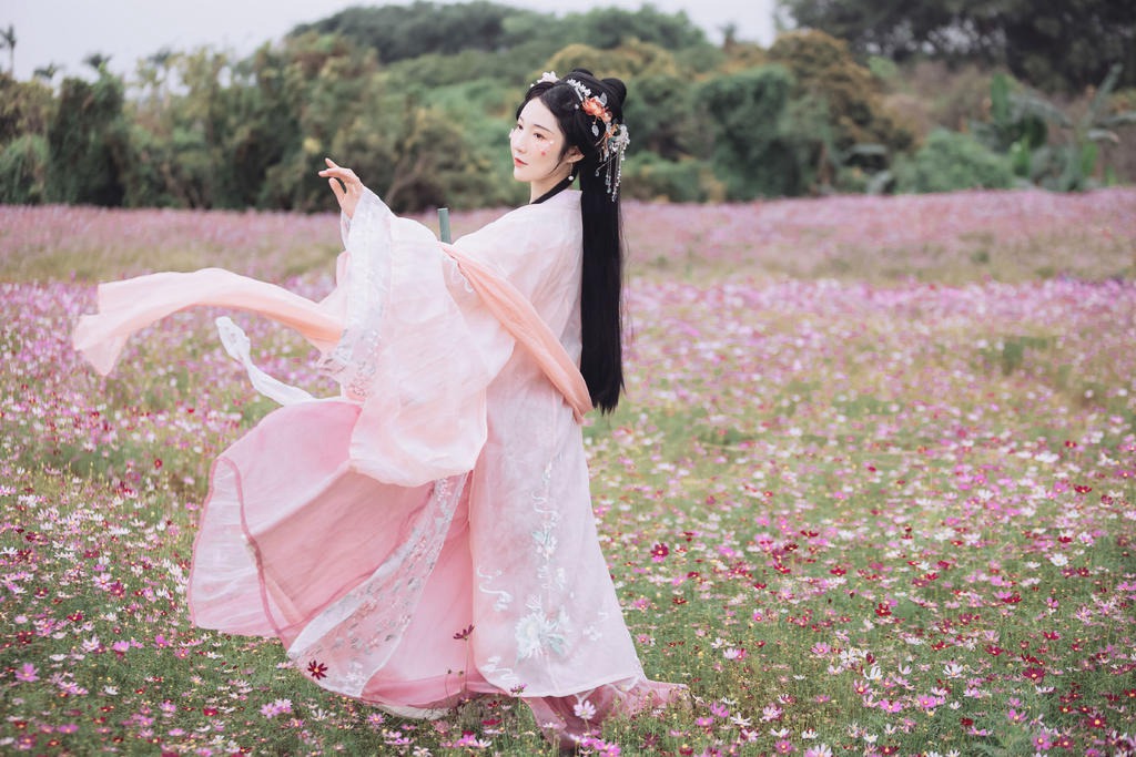 古装美女漫步花海回眸浅笑图片