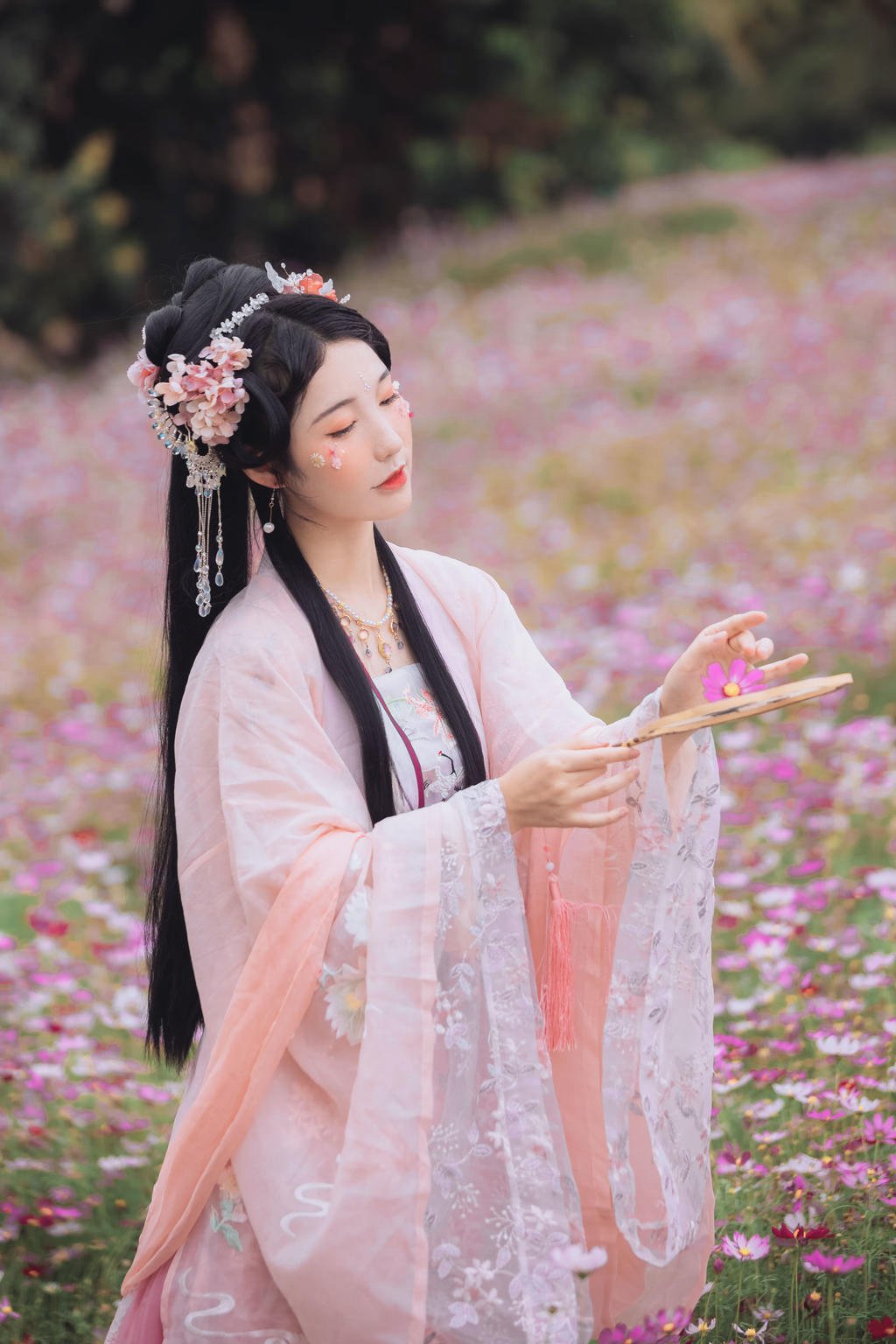 古装美女漫步花海回眸浅笑图片