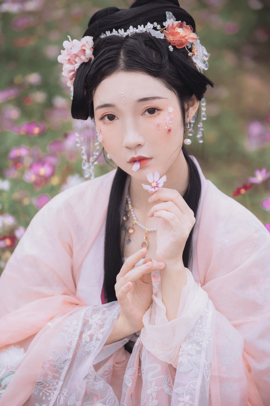 古装美女漫步花海回眸浅笑图片