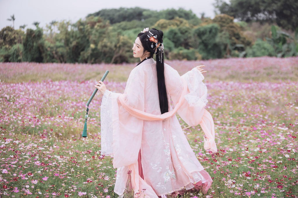 古装美女漫步花海回眸浅笑图片