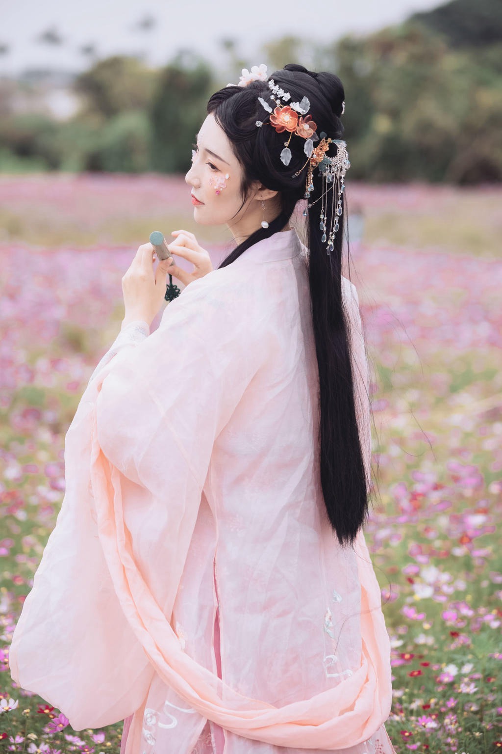 古装美女漫步花海回眸浅笑图片