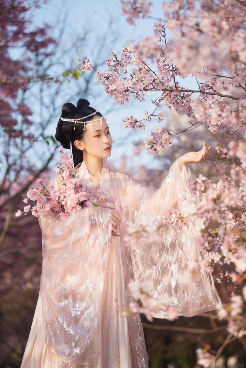 汉服美女人比花娇美若天仙图片