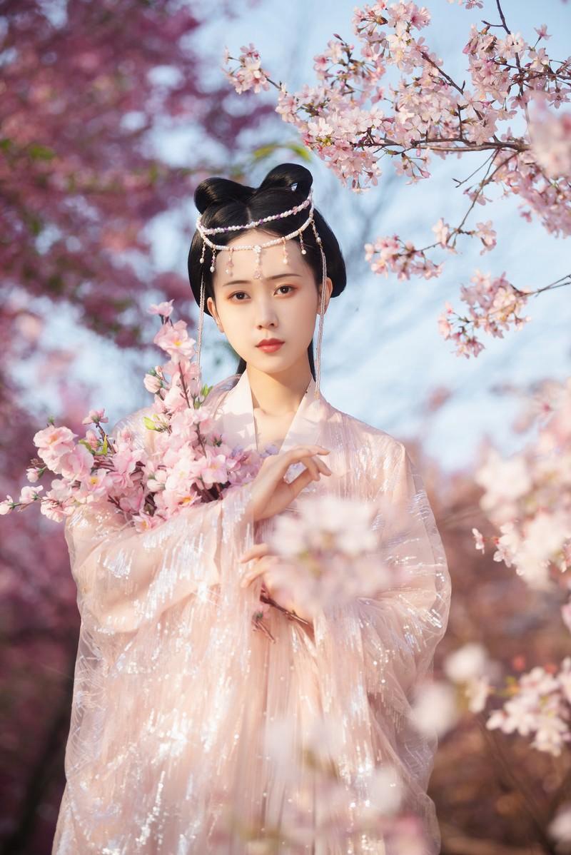 汉服美女人比花娇美若天仙图片