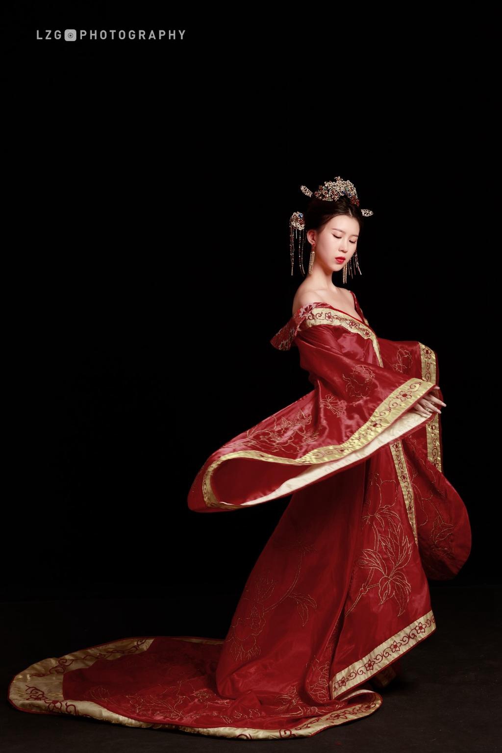 古装美女小露香肩风情万种图片