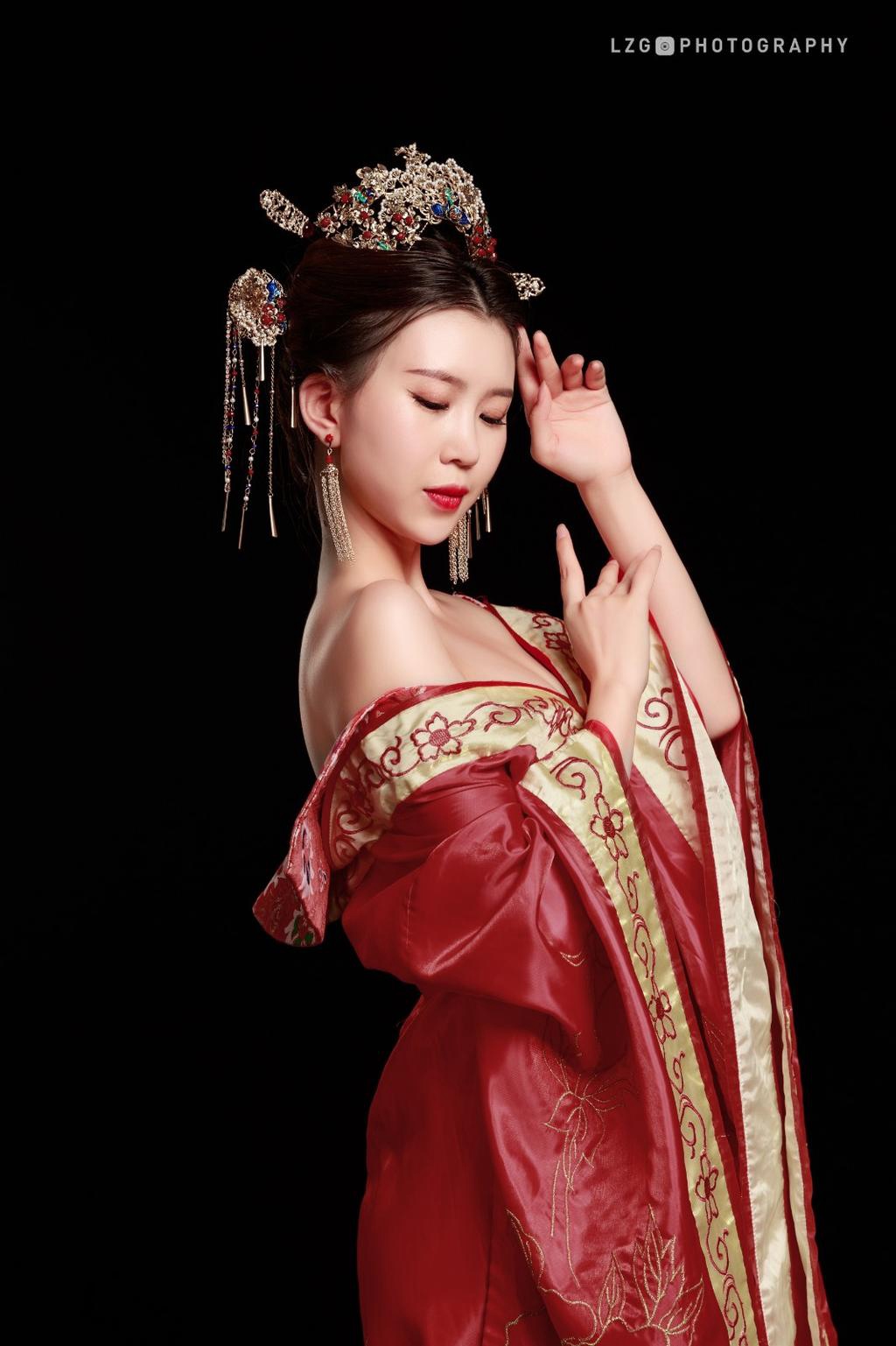 古装美女小露香肩风情万种图片