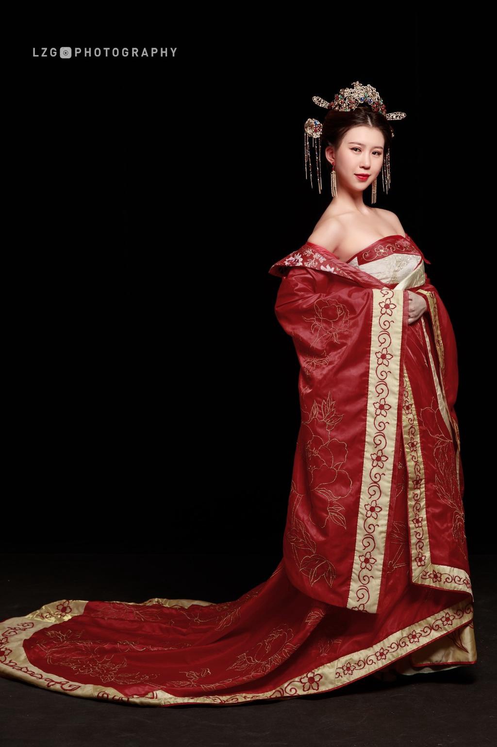 古装美女小露香肩风情万种图片