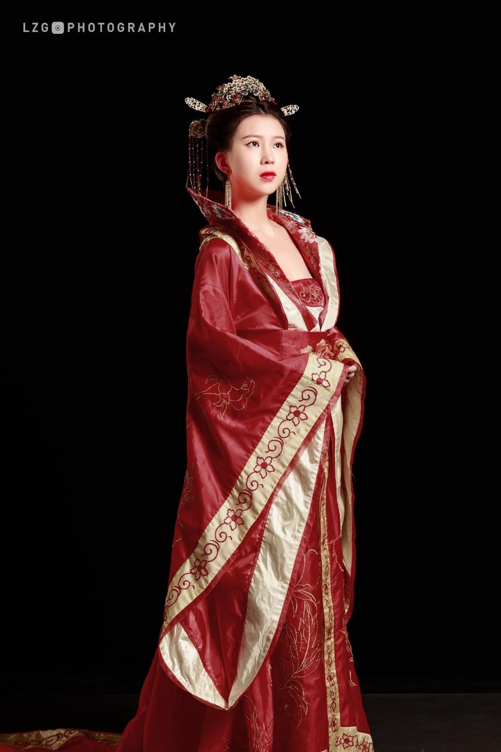 古装美女小露香肩风情万种图片