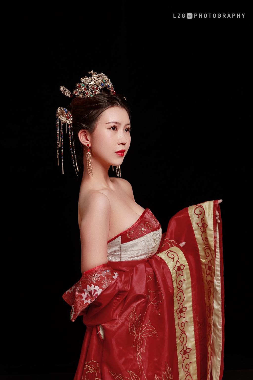 古装美女小露香肩风情万种图片