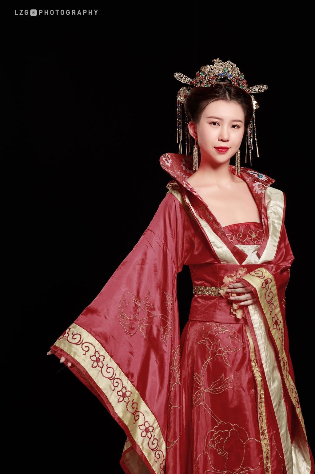 古装美女小露香肩风情万种图片