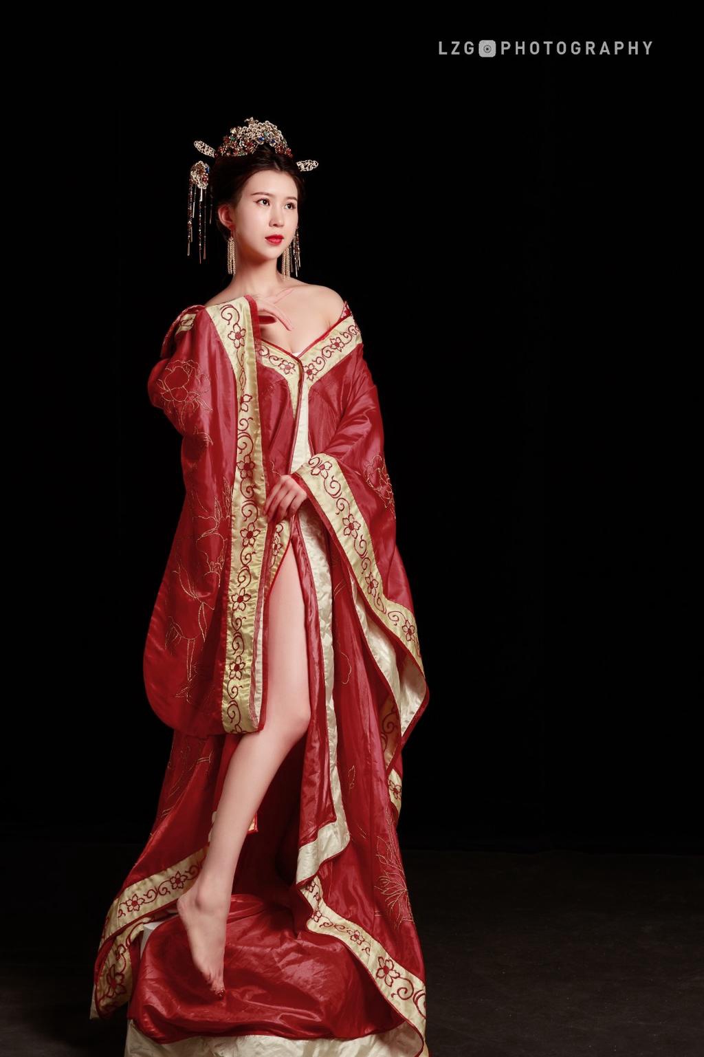 古装美女小露香肩风情万种图片