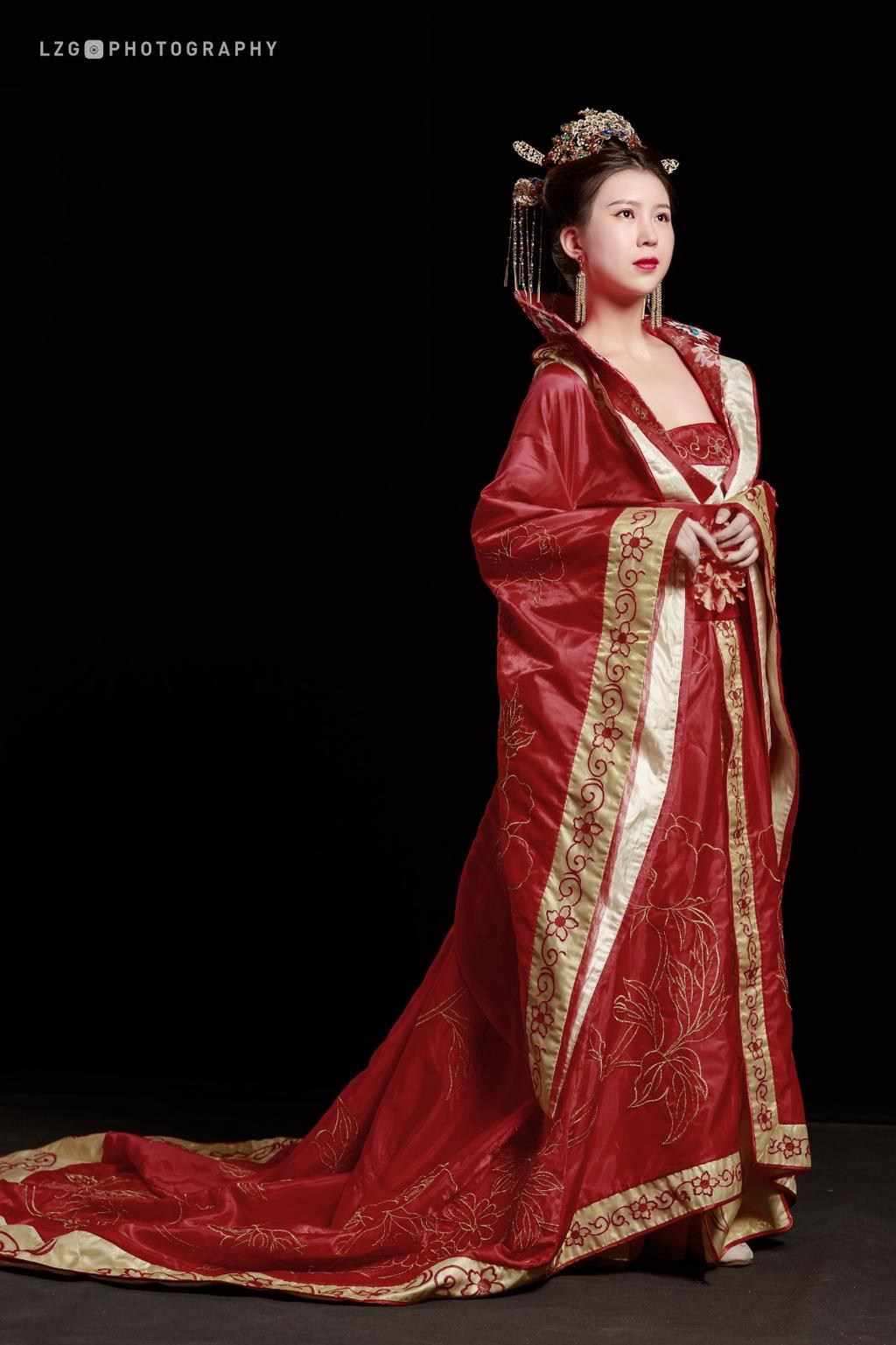 古装美女小露香肩风情万种图片