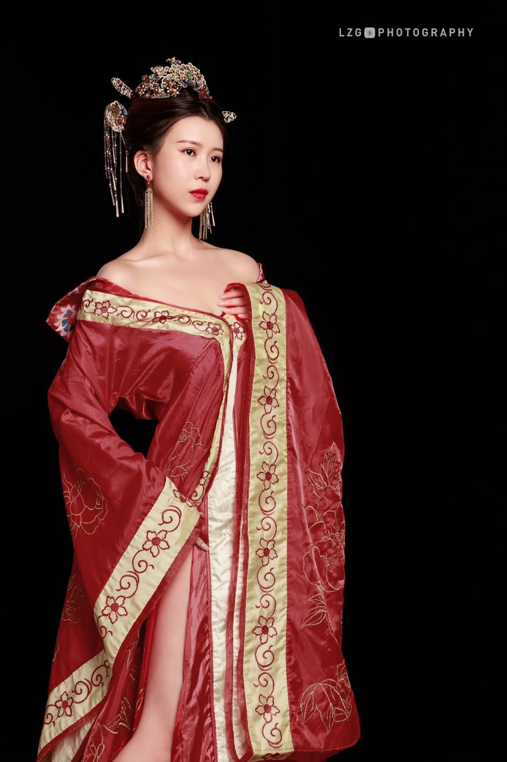 古装美女小露香肩风情万种图片