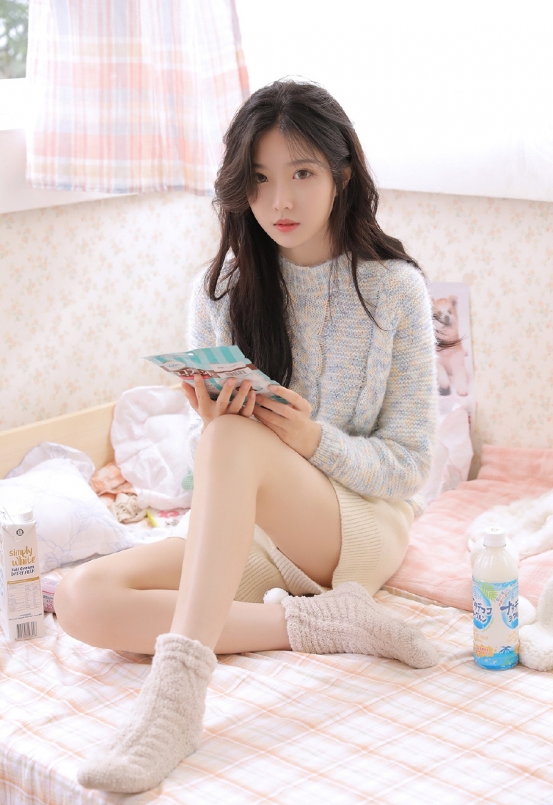 长发美眉超短裤大长腿床上写真