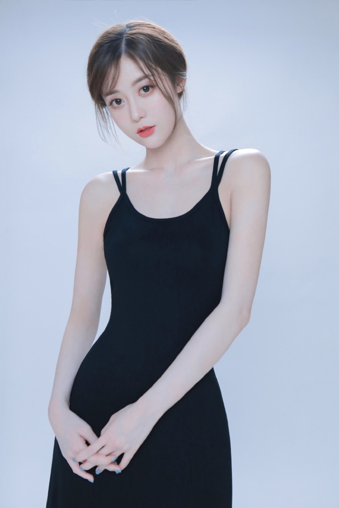 优雅美女吊带短裙白皙肌肤美图