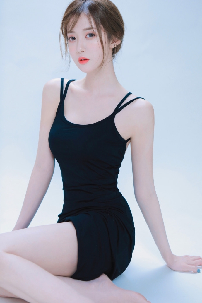 优雅美女吊带短裙白皙肌肤美图