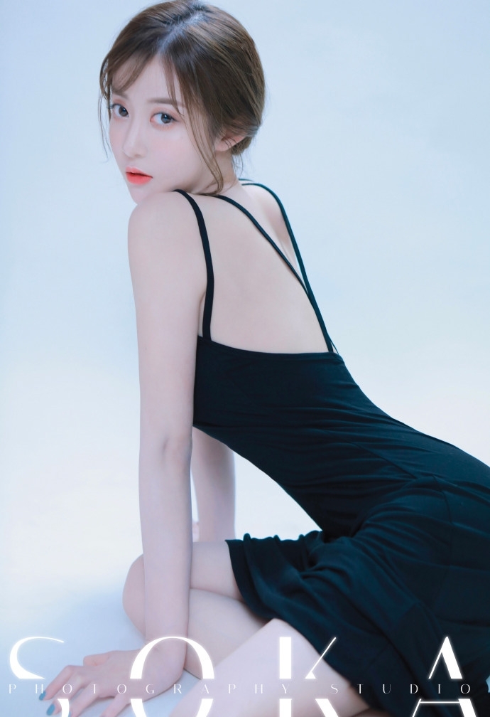 优雅美女吊带短裙白皙肌肤美图