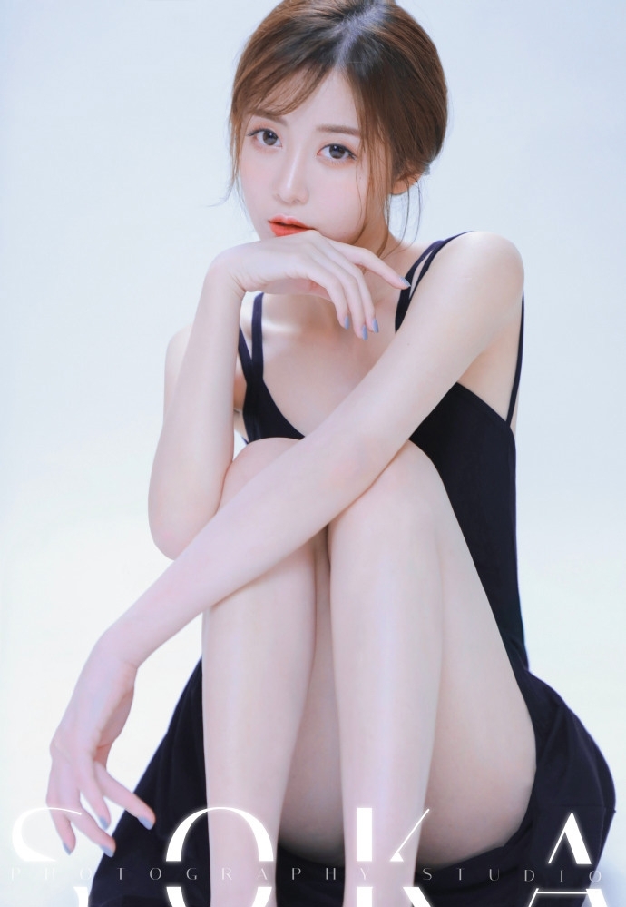 优雅美女吊带短裙白皙肌肤美图