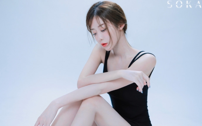 优雅美女吊带短裙白皙肌肤美图