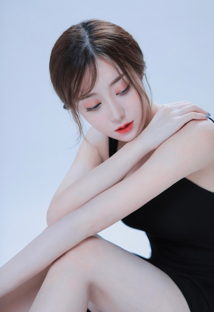 优雅美女吊带短裙白皙肌肤美图