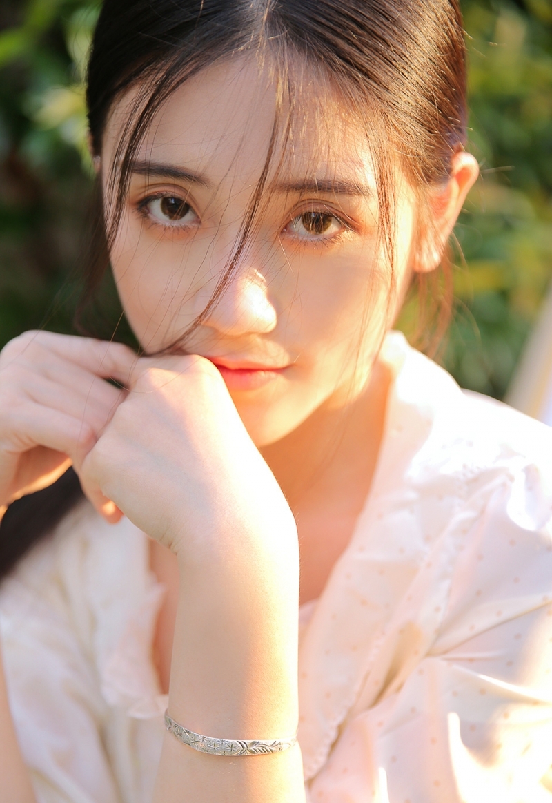 白嫩美女黑长直发清新脱俗写真