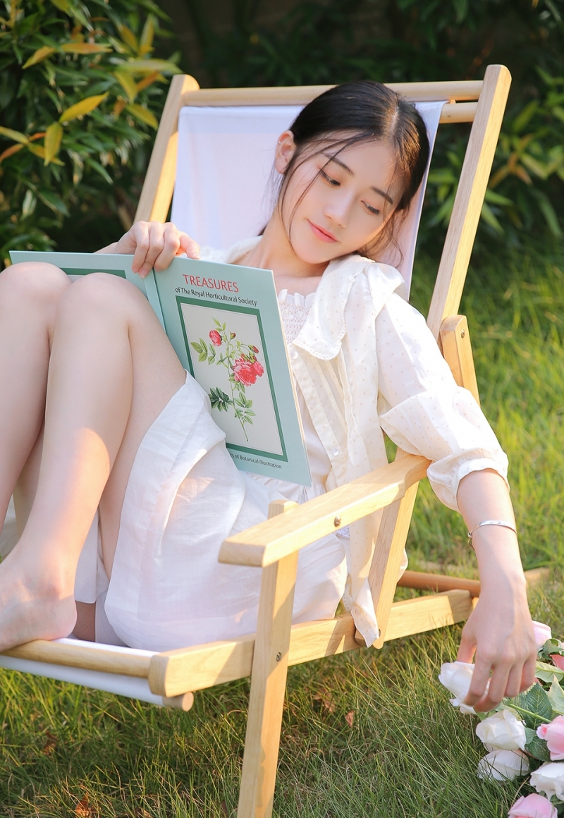 白嫩美女黑长直发清新脱俗写真