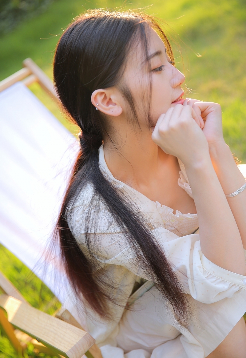 白嫩美女黑长直发清新脱俗写真