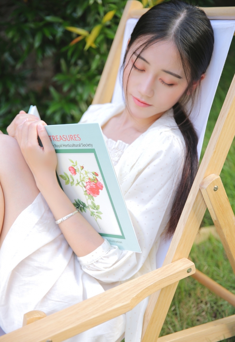 白嫩美女黑长直发清新脱俗写真