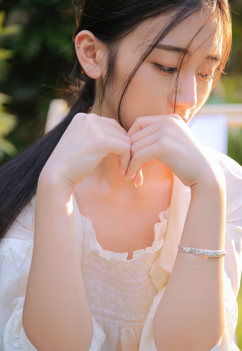 白嫩美女黑长直发清新脱俗写真