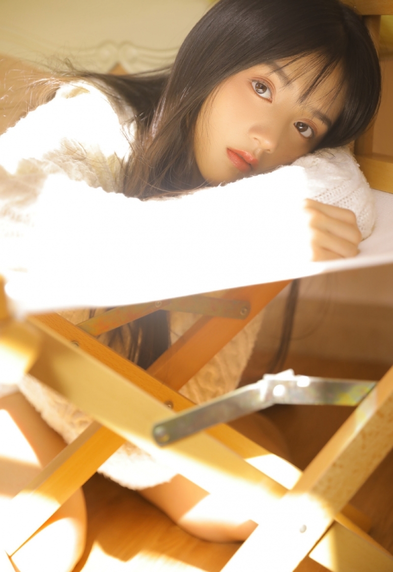 阳光下的长发美女漂亮脸蛋写真