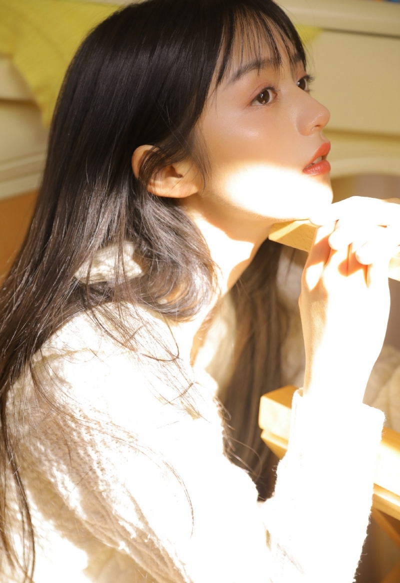 阳光下的长发美女漂亮脸蛋写真