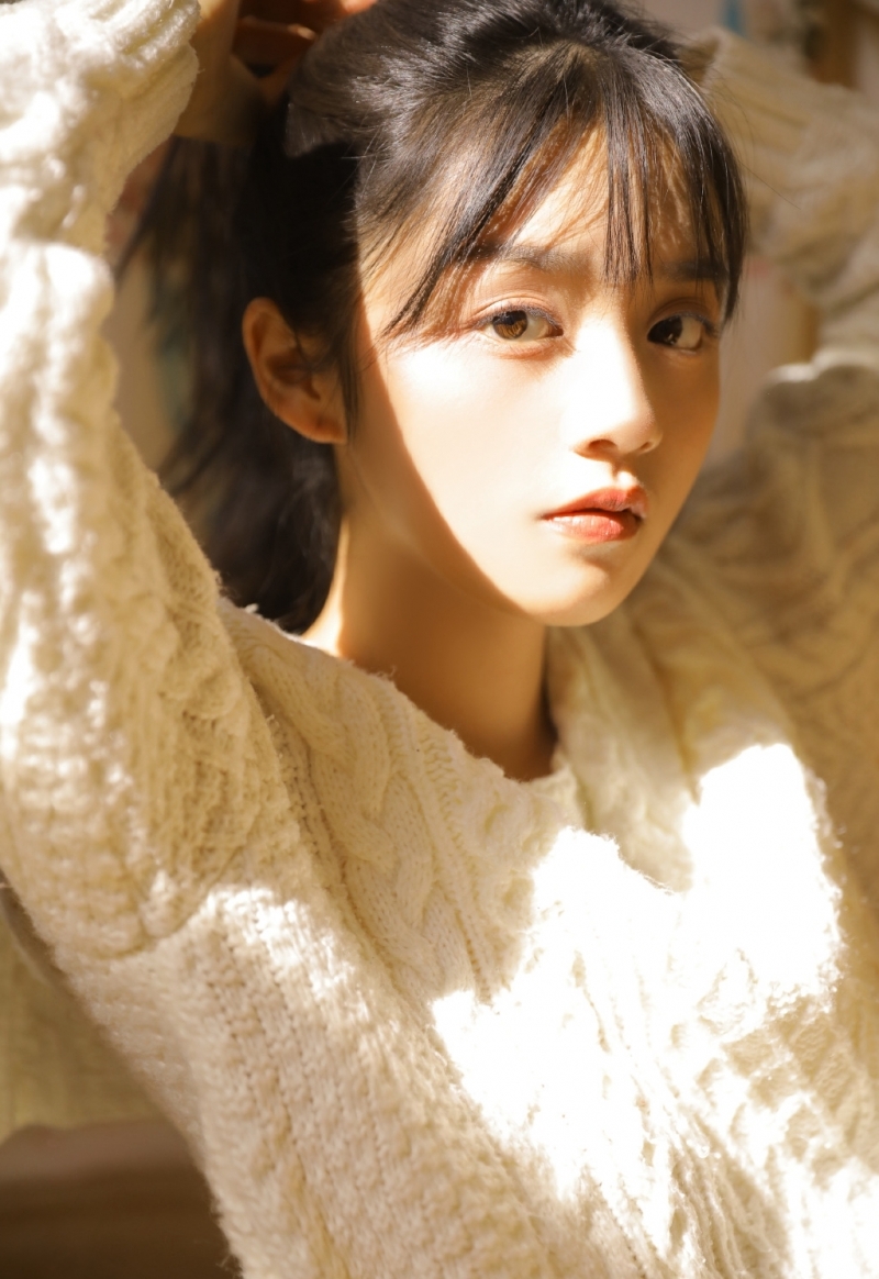 阳光下的长发美女漂亮脸蛋写真