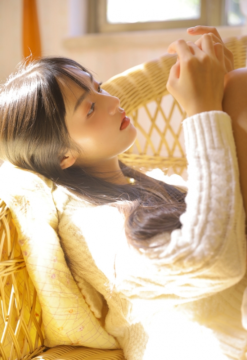 阳光下的长发美女漂亮脸蛋写真