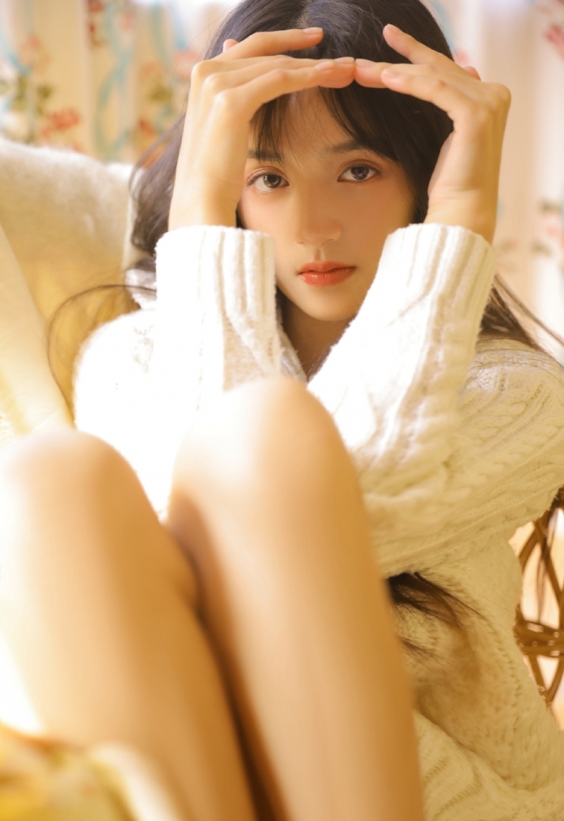 阳光下的长发美女漂亮脸蛋写真