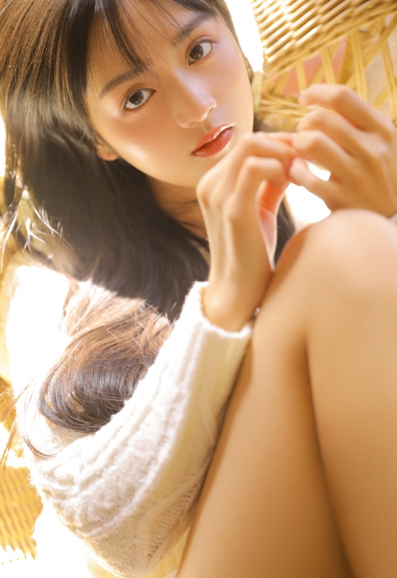 阳光下的长发美女漂亮脸蛋写真