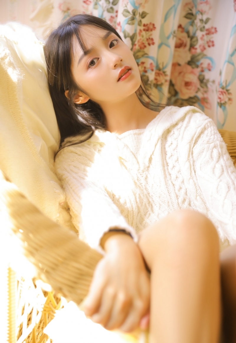 阳光下的长发美女漂亮脸蛋写真