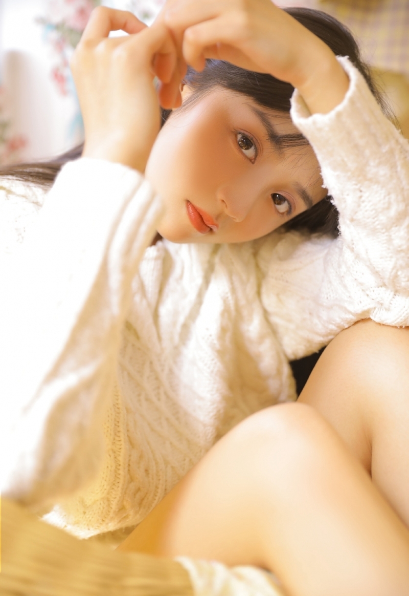 阳光下的长发美女漂亮脸蛋写真