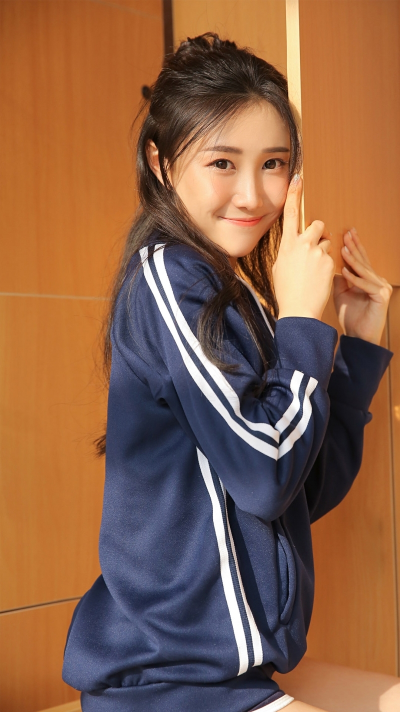 运动服美女白皙大长腿室内写真