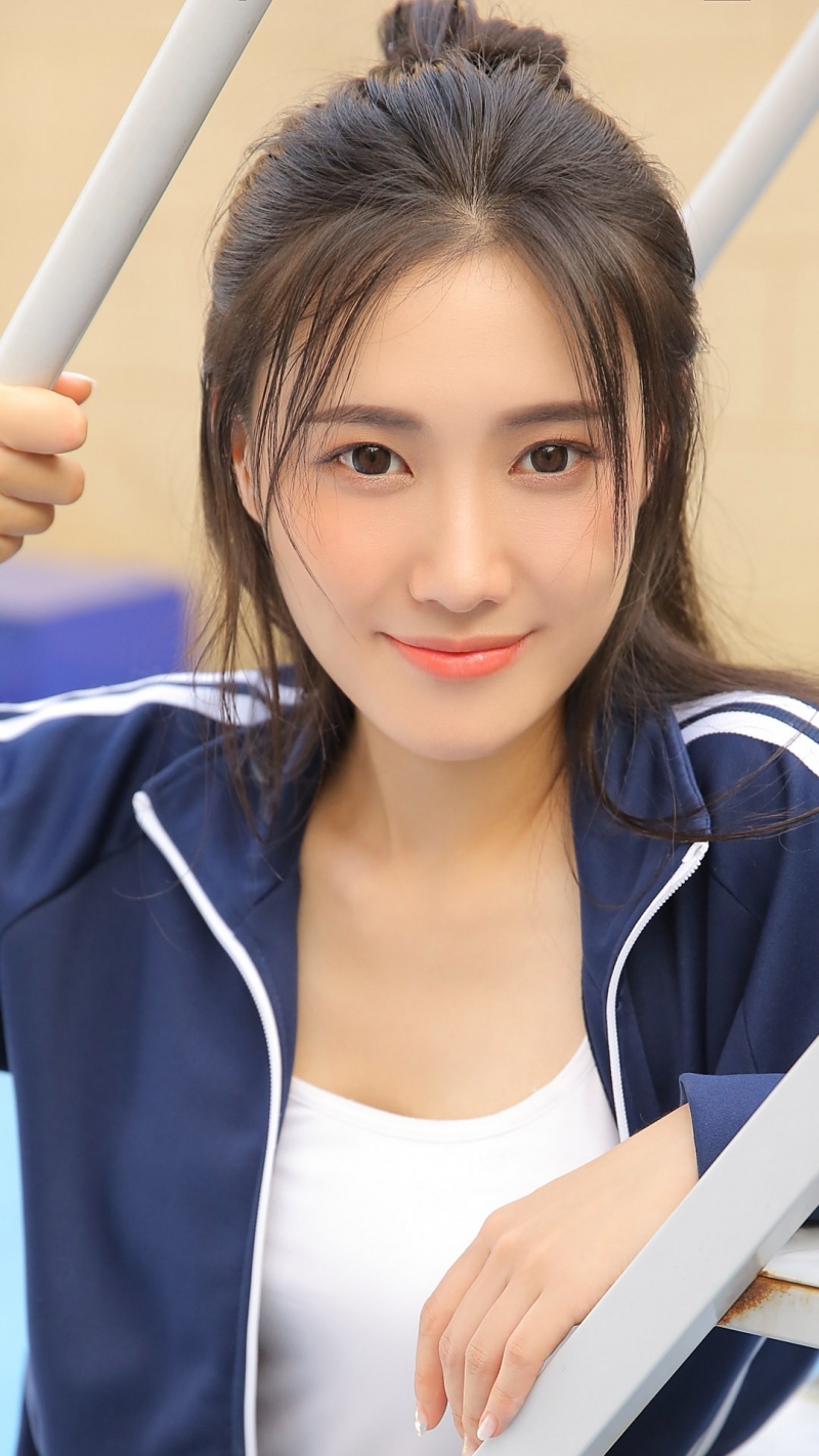 运动服美女白皙大长腿室内写真