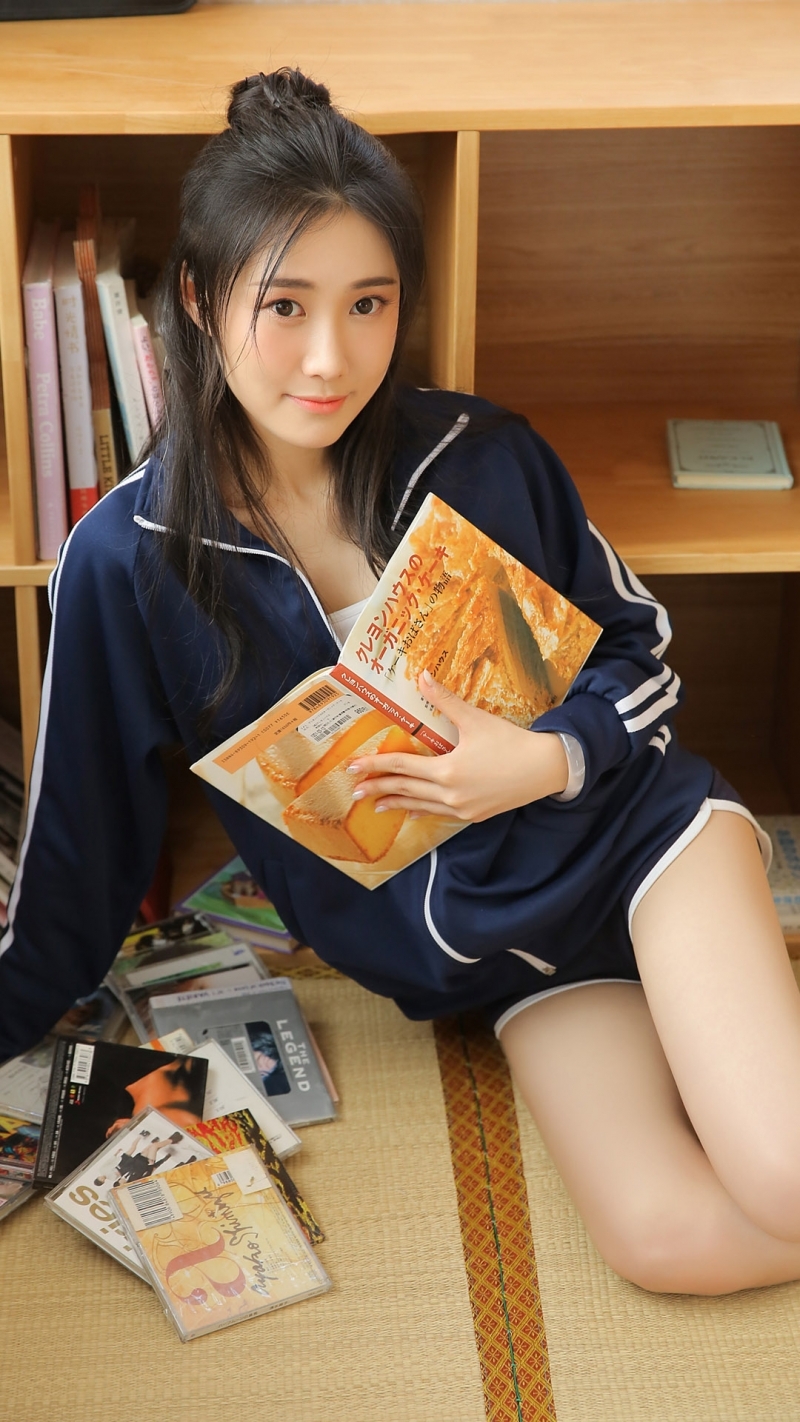 运动服美女白皙大长腿室内写真