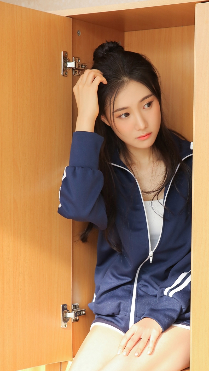 运动服美女白皙大长腿室内写真