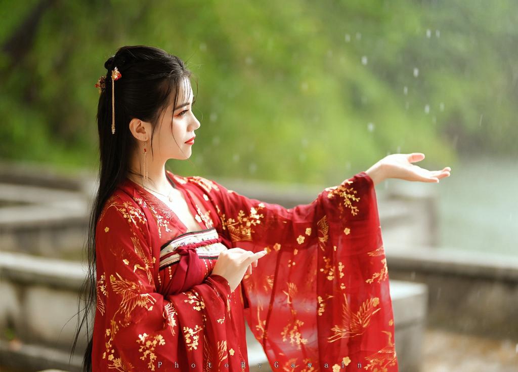 汉服美女红妆素裹长发及腰图片