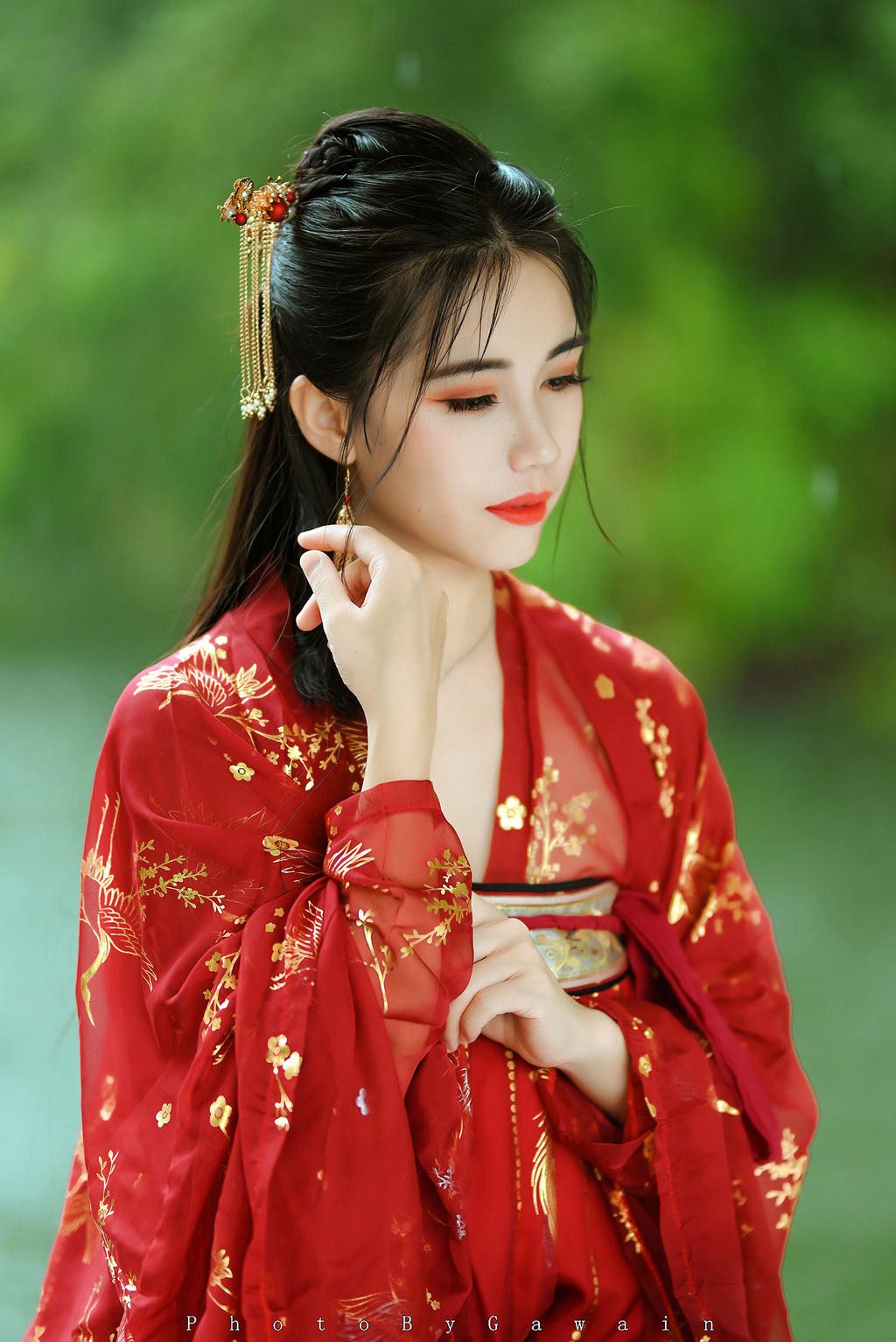 汉服美女红妆素裹长发及腰图片