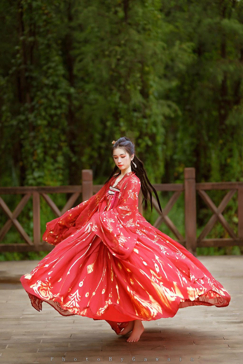 汉服美女红妆素裹长发及腰图片