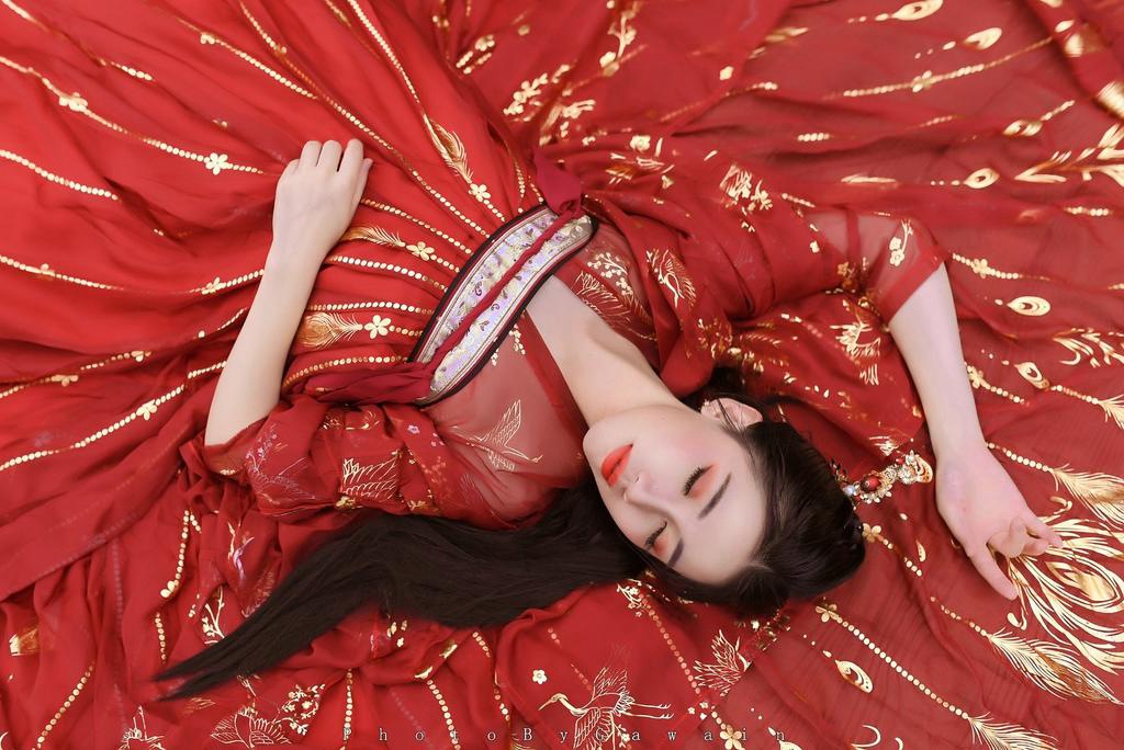 汉服美女红妆素裹长发及腰图片