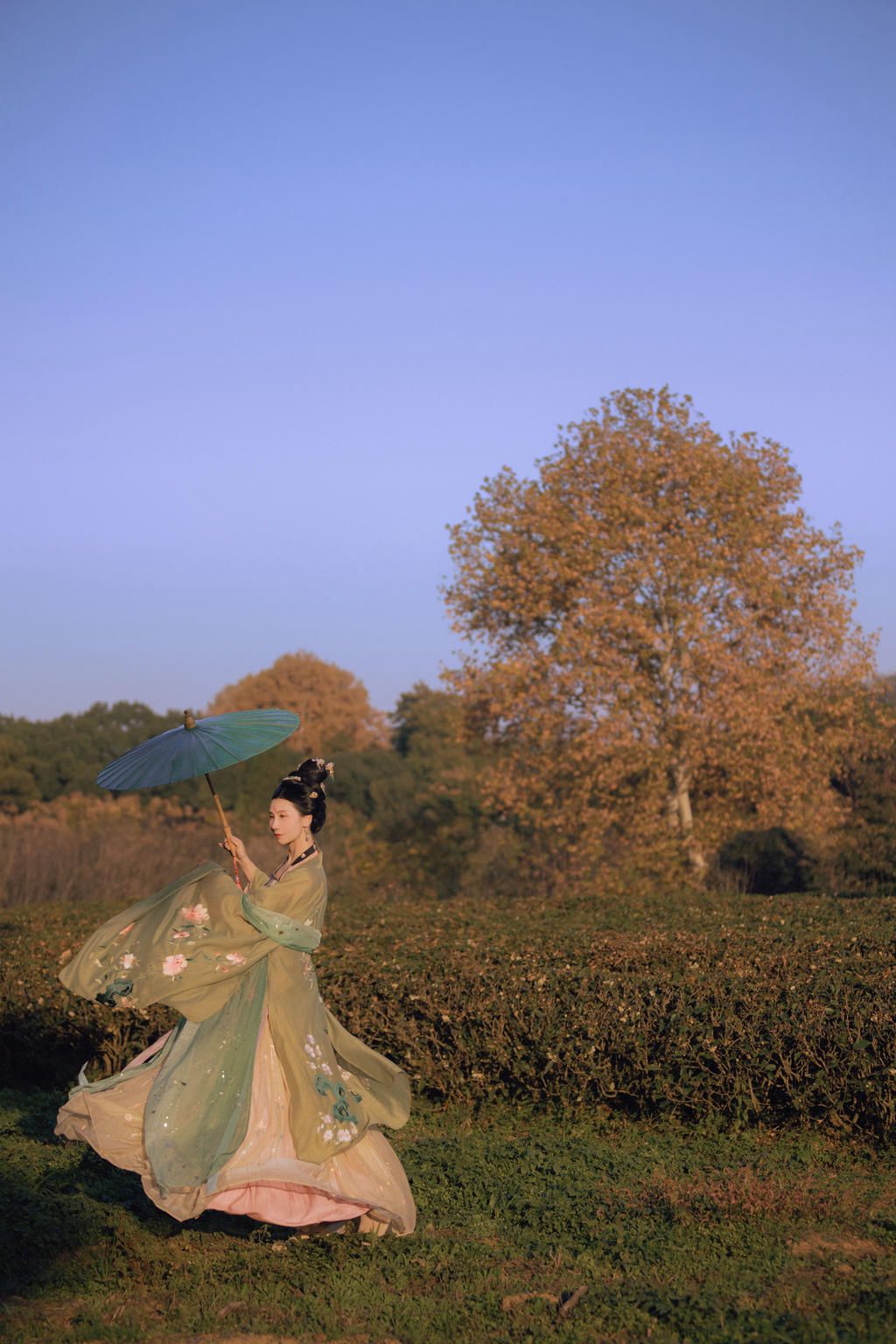 撑着油纸伞的汉服美女古风摄影