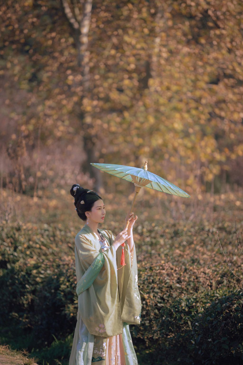 撑着油纸伞的汉服美女古风摄影