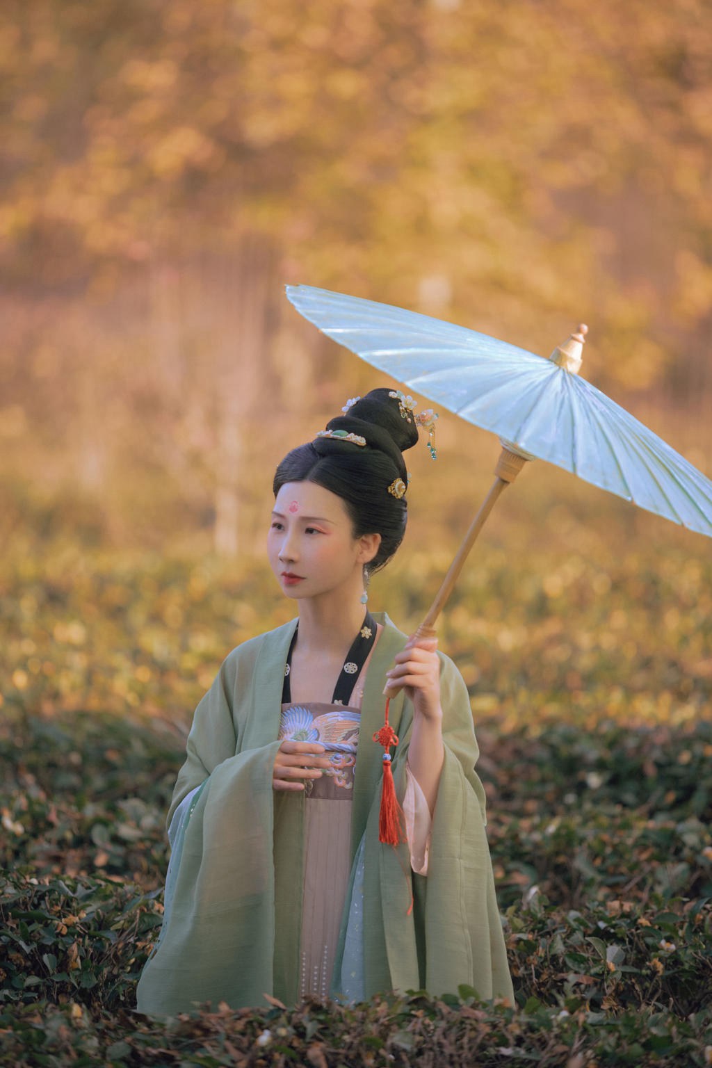 撑着油纸伞的汉服美女古风摄影