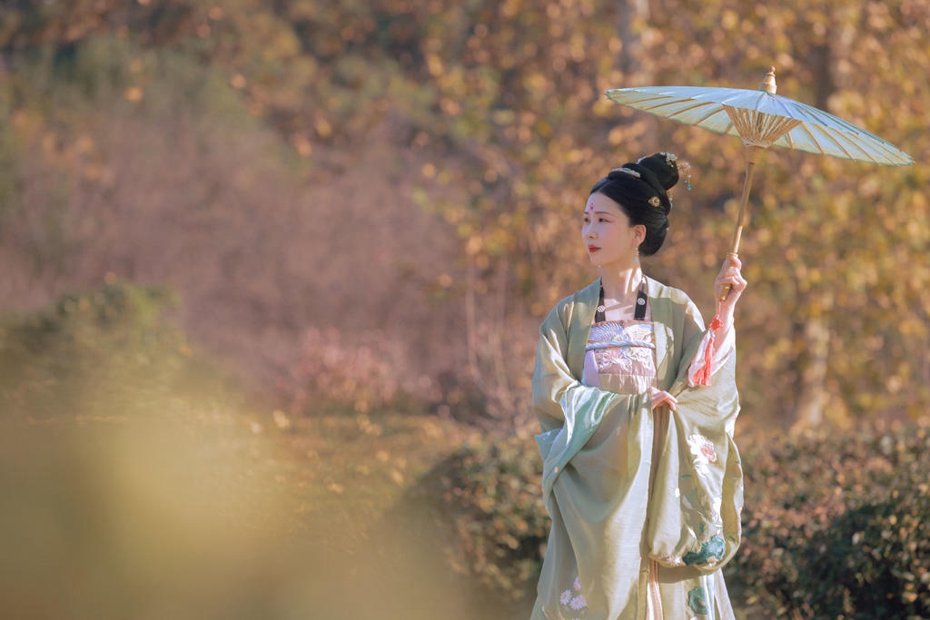 撑着油纸伞的汉服美女古风摄影