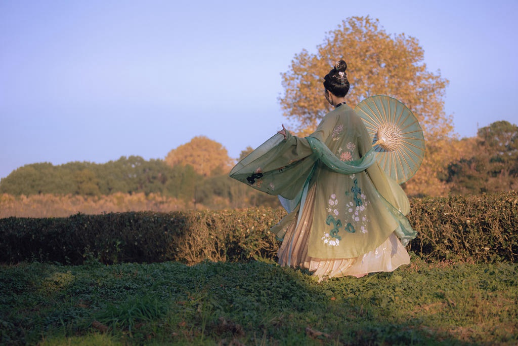 撑着油纸伞的汉服美女古风摄影