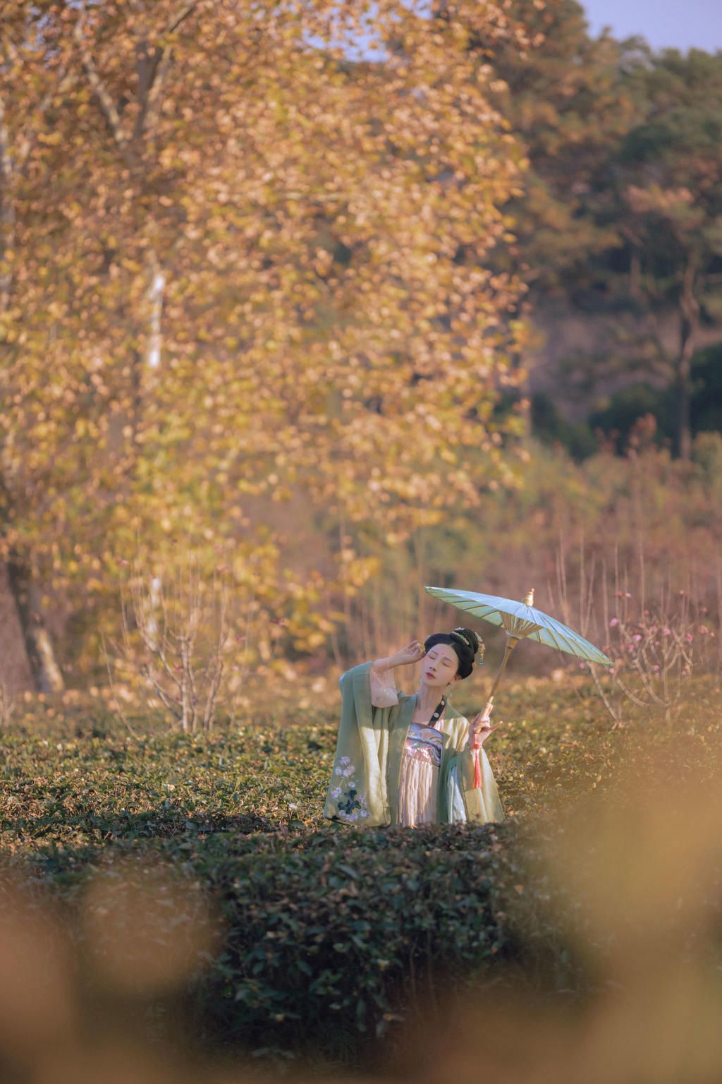 撑着油纸伞的汉服美女古风摄影